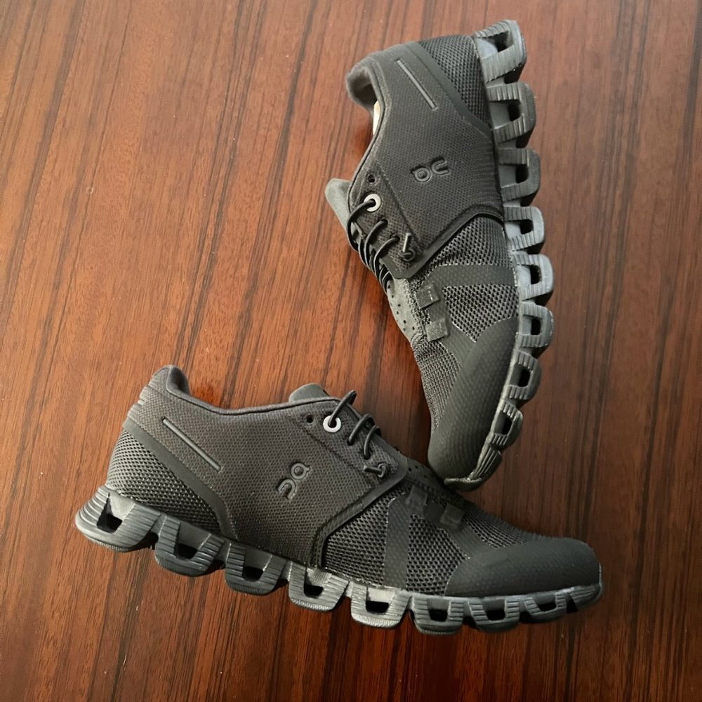 On Women's Running Shoes in Black Size 6.5